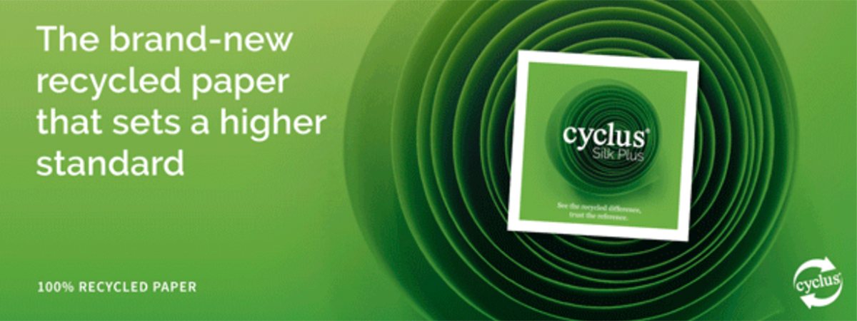Image publicitaire verte pour du papier recyclé avec photo de paysage et symbole de recyclage.